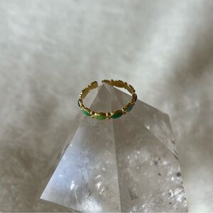 🤍 nwot | adjustable gold band ring with green stone accents
